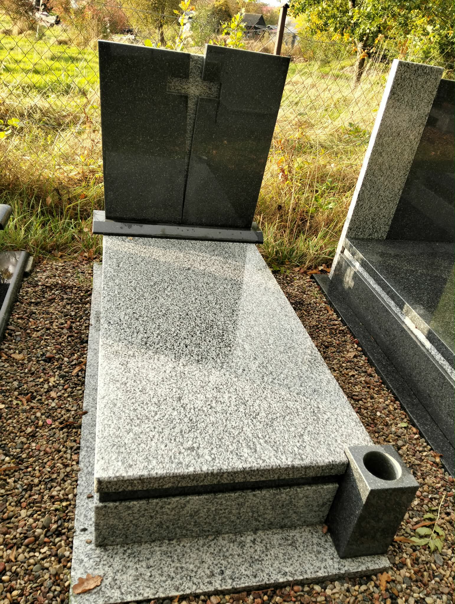 Nagrobek z krzyżem w kamieniu